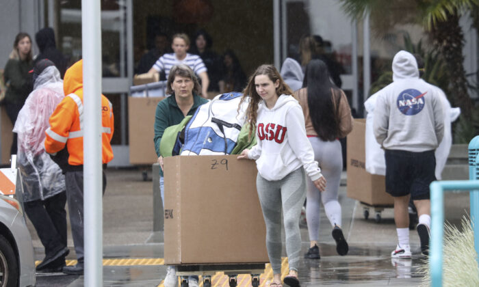Los estudiantes y los padres trasladan las pertenencias de los dormitorios de la Universidad Estatal de San Diego, miembro del sistema de la Universidad Estatal de California, el 18 de marzo de 2020. (Sandy Huffaker/AFP/Getty Images)