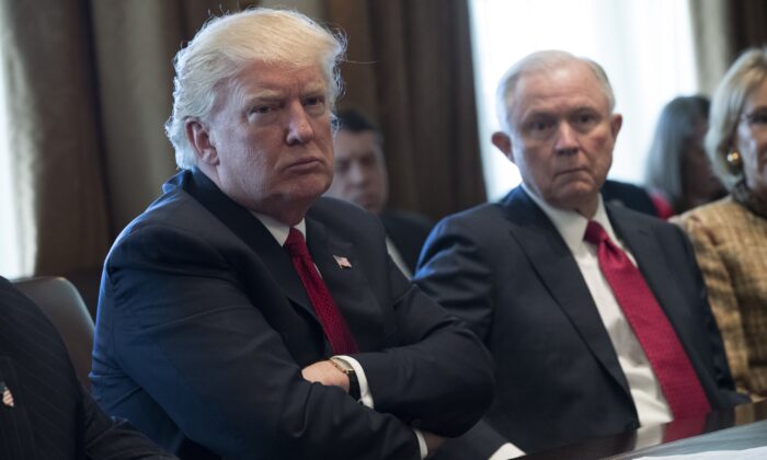 El presidente Donald Trump, a la izquierda y el fiscal general Jeff Sessions en un panel de discusión sobre abuso de opioides y drogas en el Cuarto Roosevelt de la Casa Blanca en Washington el 29 de marzo de 2017. (Shawn Thew-Pool/Getty Images)