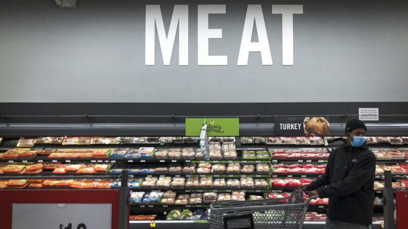 Un hombre compra en la sección de carne de una tienda de comestibles en Washington el 28 de abril de 2020. (Drew Angerer/Getty Images)