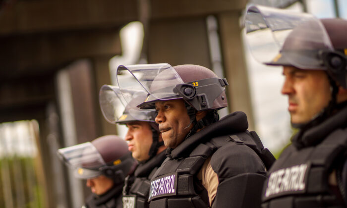 Oficiales de policía de la Patrulla Estatal de Minnesota en Minneapolis, Minnesota, el 29 de mayo de 2020. (Kerem Yucel/AFP a través de Getty Images)
 
