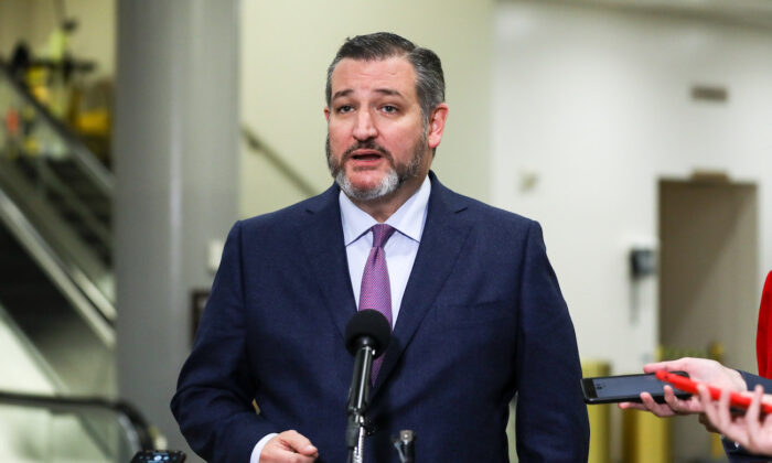 El senador Ted Cruz (R-Texas) habla con los medios durante una pausa en los procedimientos de impugnación, en el área del metro del Senado en el Capitolio de Washington el 28 de enero de 2020. (Charlotte Cuthbertson/The Epoch Times)