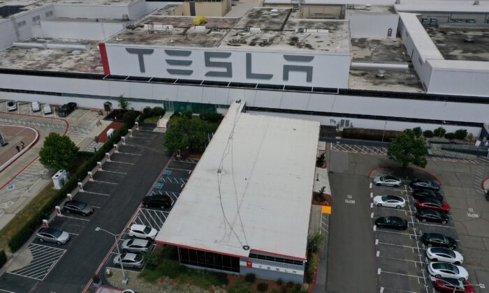 Una vista aérea de la fábrica de Tesla Fremont en Fremont, California, el 12 de mayo de 2020. (Justin Sullivan/Getty Images)