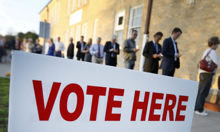 Los votantes se alinean para emitir su voto el Súper Martes, en Fort Worth, Texas, el 1 de marzo de 2016. (Ron Jenkins/Getty Images)
 
