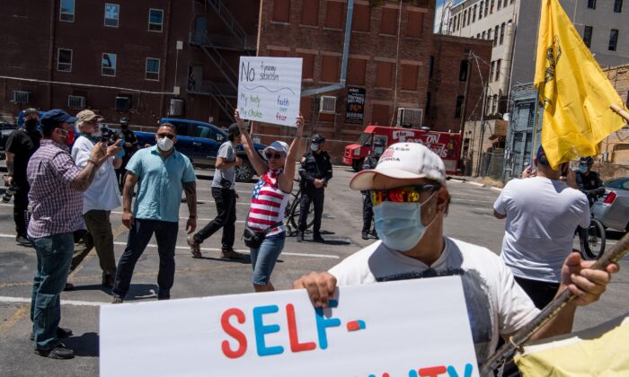 Los manifestantes se reúnen frente a la Corte del condado de El Paso durante un mitin pidiendo la reapertura de El Paso y Texas en El Paso, Texas, el 25 de abril de 2020. (Cengiz Yar/Getty Images)
