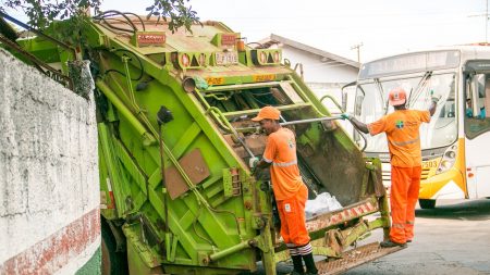 Conductor de camión de basura ve a 2 graduadas en casa por la pandemia y les canta en su honor