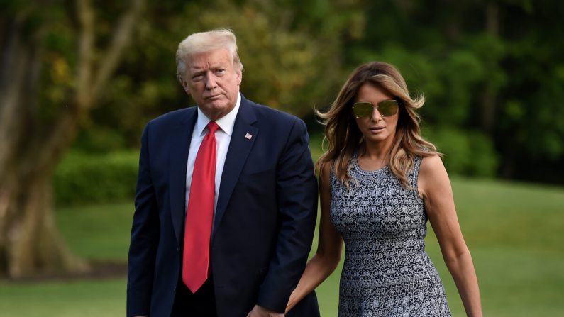 El presidente de los Estados Unidos, Donald Trump, y la primera dama Melania Trump caminan por el South Lawn al regresar a la Casa Blanca en Washington el 27 de mayo de 2020. (Olivier Douliery/AFP a través de Getty Images)