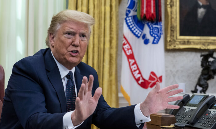 El presidente Donald Trump hace comentarios antes de promulgar una orden ejecutiva en la Oficina Oval que castigará a Facebook, Google y Twitter por la forma en que vigilan el contenido en línea, el 28 de mayo de 2020. (Doug Mills/The New York Times/Getty Images)