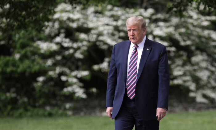 El presidente Donald Trump camina por el jardín sur de la Casa Blanca el 5 de mayo de 2020. (Chip Somodevilla/Getty Images)