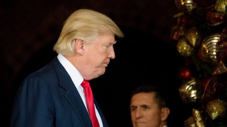 El entonces presidente electo Donald Trump con el asesor de seguridad nacional, el teniente general Michael Flynn (R) en Mar-a-Lago en Palm Beach, Florida, el 21 de diciembre de 2016. (Jim Watson/AFP/Getty Images)