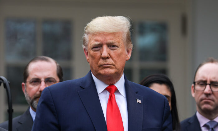 El presidente Donald Trump, flanqueado por funcionarios y líderes empresariales, anuncia una emergencia nacional con respecto al coronavirus en la Rosaleda de la Casa Blanca en Washington el 13 de marzo de 2020. (Charlotte Cuthbertson/The Epoch Times)