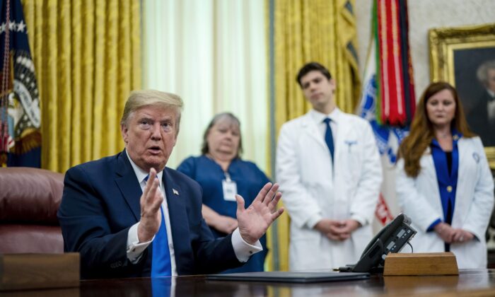 El presidente Donald Trump habla con los periodistas después de firmar una proclamación en honor del Día Nacional de la Enfermera en la Oficina Oval de la Casa Blanca en Washington el 6 de mayo de 2020. (Doug Mills-Pool/Getty Images)