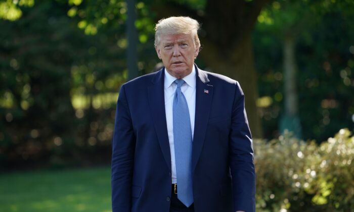 El presidente Donald Trump se dirige a abordar el Marine One antes de partir del South Lawn de la Casa Blanca en Washington el 15 de mayo de 2020. (Mandel Ngan/AFP a través de Getty Images)