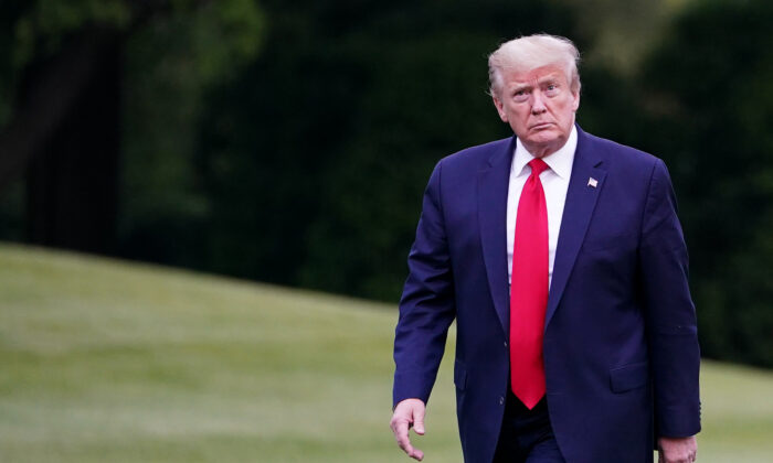 El presidente Donald Trump camina por el jardín sur al regresar a la Casa Blanca en Washington el 21 de mayo de 2020. (Mandel Ngan/AFP vía Getty Images)