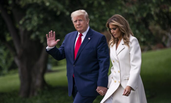 El presidente Donald Trump y la primera dama Melania Trump salen de la Casa Blanca el 25 de mayo de 2020. (Sarah Silbiger / Getty Images)