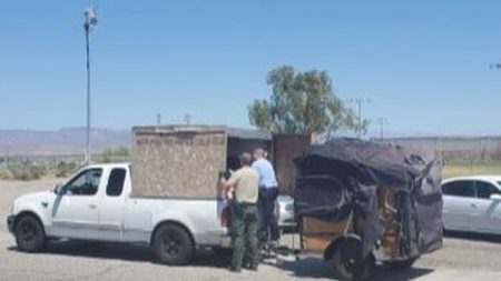 Encuentran 5 niños en caja instalada en camioneta sin ventilación ni agua, dicen oficiales