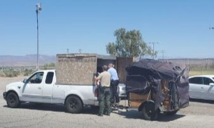 Policía de California arrestó a tres personas acusadas de poner en peligro a niños esta semana en una camioneta en un clima sofocante. (Departamento del Sheriff del Condado de San Bernardino)