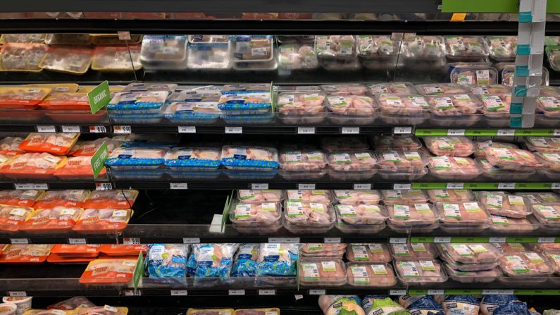 Una vista de la sección de pollo y carne en una tienda de comestibles, 28 de abril de 2020 Washington, DC. (Drew Angerer/Getty Images)