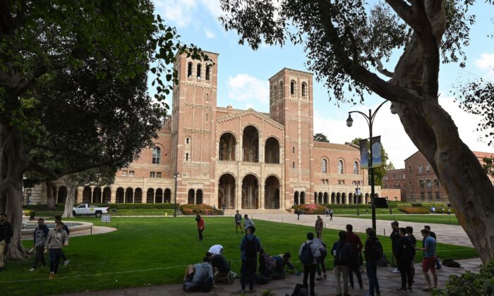 Los estudiantes participan en una actividad cerca de Royce Hall en el campus de la Universidad de California en Los Ángeles (UCLA) en Los Ángeles, California, el 11 de marzo de 2020. (Robyn Beck / AFP a través de Getty Images)