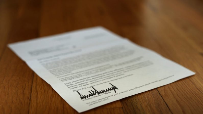 Una carta con la firma del presidente de los Estados Unidos Donald Trump fue enviada a las personas que recibieron un pago de estímulo económico por el virus del PCCh como parte de la Ley CARES, tomada en Washington el 29 de abril de 2020. (Chip Somodevilla/Getty Images)