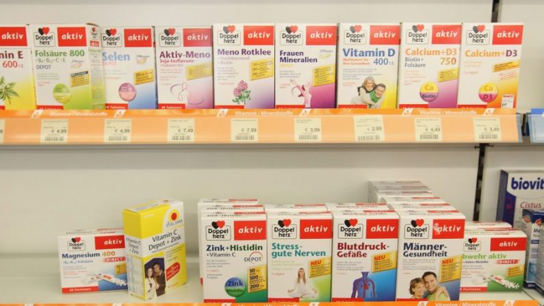 Paquetes que contienen suplementos para la salud se encuentran en los estantes de una farmacia en Berlín, Alemania, el 12 de junio de 2012. (Sean Gallup/Getty Images)
