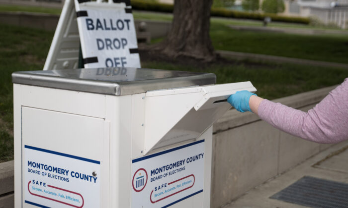 Un votante de Ohio deja su boleta en la Junta de Elecciones en Dayton, Ohio, el 28 de abril de 2020. (Megan Jelinger/AFP a través de Getty Images)
