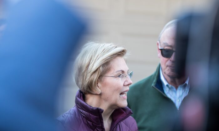 La senadora demócratade Massachusetts, Elizabeth Warren, en las afueras de su casa en Cambridge, Massachusetts, el 5 de marzo de 2020. (Scott Eisen/Getty Images)