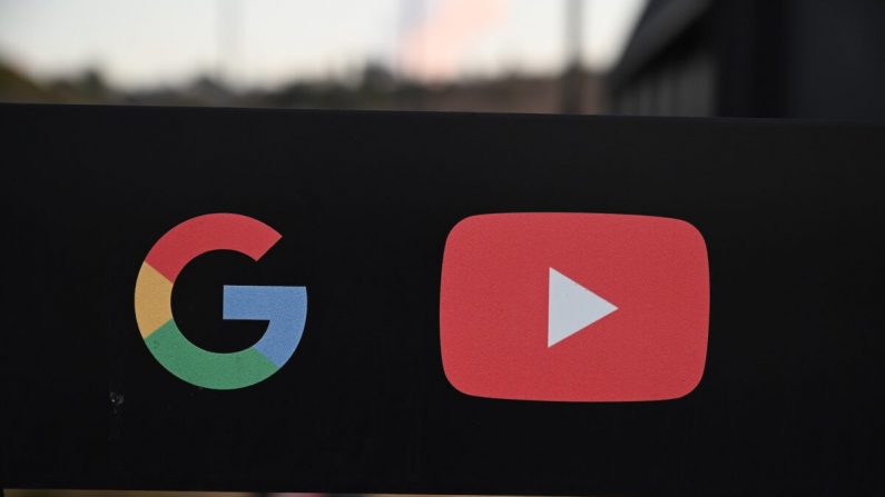 Los logotipos de Google y YouTube se ven en la entrada de las oficinas de Google en Los Ángeles, California, el 21 de noviembre de 2019. (Robyn Beck/AFP a través de Getty Images)
