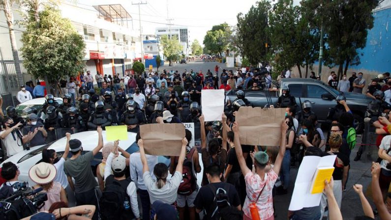 Un grupo de personas protestan el 5 de junio de 2020 en las inmediaciones de la Fiscalía General del Estado de Jalisco, exigiendo la liberación de las personas detenidas el día anterior durante los disturbios generados en el centro histórico de la ciudad de Guadalajara, estado de Jalisco (México). EFE/Francisco Guasco