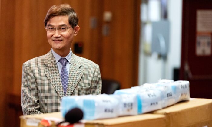 El embajador, Abraham Wen-Shang Chu, dona 20,000 mascarillas quirúrgicas en nombre de Taiwán a la Junta de Supervisores del Condado de Orange en Santa Ana, California, el 16 de junio de 2020. (John Fredricks/The Epoch Times)
