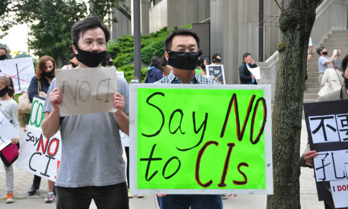 Manifestantes fuera de la Junta Escolar del Distrito de Toronto piden que no se implemente un programa del Instituto Confucio en las escuelas de Toronto, el 11 de enero de 2014. (Allen Zhou/La Gran Época)