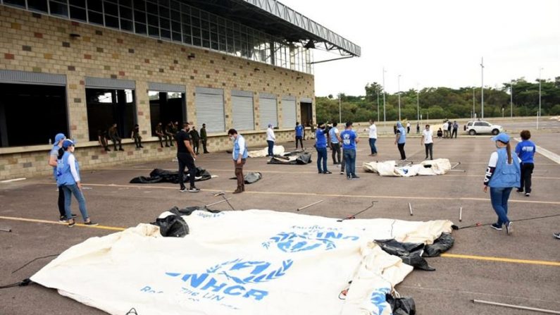 Fotografía cedida por la Gobernación de Norte de Santander de la instalación de carpas para la población venezolana que regresa a su país, este domingo en Cúcuta (Colombia). EFE/Gobernación de Norte de Santander