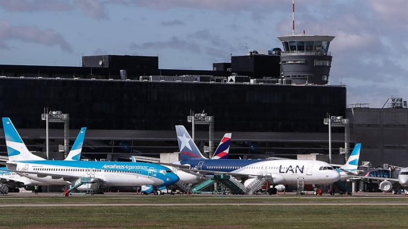 Un avión de la empresa Latam estacionado a causa de la cuarentena obligatoria por el COVID-19, el 14 de abril de 2020 en Buenos Aires (Argentina). La EFE/Juan Ignacio Roncoroni