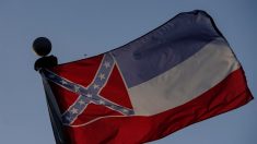 Gobernador avala cambiar bandera de Misisipi, última con emblema confederado