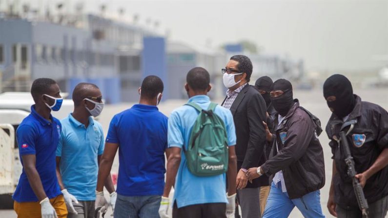 El exlíder paramilitar Emmanuel Constant (c) es detenido luego de ser deportado de los Estados Unidos por la policía haitiana a su llegada al Aeropuerto Internacional Toussaint Louverture en Puerto Príncipe (Haití). Constant enfrenta cargos derivados de asesinatos en la década de 1990, cuando se convirtió en el líder del Frente para el Avance y el Progreso de Haití (Fraph). EFE/ JEAN MARC HERVE ABELARD