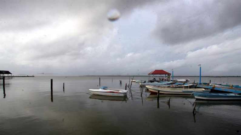 Vista general de embarcaciones ancladas a los muelles de las playas de Chetumal, capital del estado mexicano de Quintana Roo. EFE/Elizabeth Ruiz/Archivo