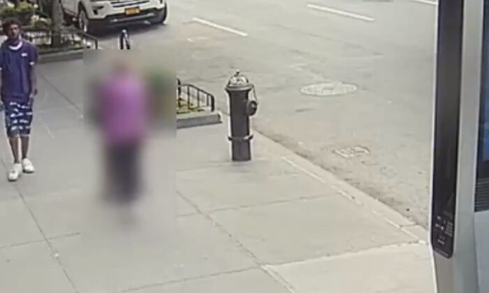 Los funcionarios del Departamento de Policía de la Ciudad de Nueva York anunciaron el arresto de un sospechoso visto en video empujando a una mujer de 92 años en lo que parece ser un ataque al azar. (NYPD Twitter)
