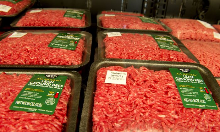 Carne molida magra en venta en un Walmart de California en una foto de archivo. (Robyn Beck/AFP/GettyImages)
