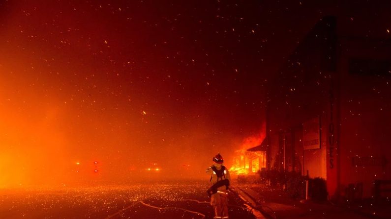 Fotografía tomada el 8 de noviembre de 2018 en la que se registró a un bombero al luchar contra las llamas en una calle de Paradise, en Butte County (California, EE.UU.). EFE/Peter Dasilva/Archivo
