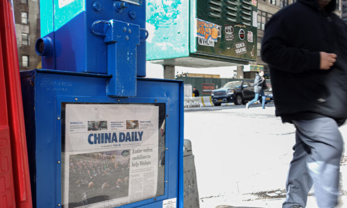 Una caja del periódico China Daily en la ciudad de Nueva York, el 27 de febrero de 2020. (Chung I Ho/La Gran Época)