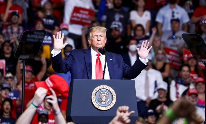 El presidente Donald Trump en un mitin de campaña en el Centro BOK en Tulsa, Okla., el 19 de junio de 2020. (Charlotte Cuthbertson/The Epoch Times)