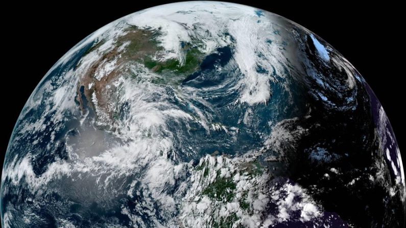 Fotografía cedida por la Administración Nacional Oceánica y Atmosférica (NOAA) por vía del Centro Nacional de Huracanes (NHC) donde se muestra el estado del clima en el atlántico este lunes a las 5:20 hora local (21:20 GMT). EFE/NOAA/NHC
