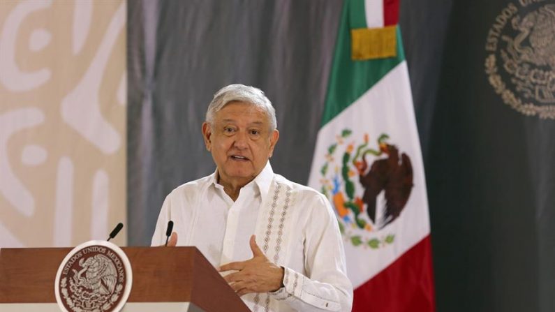 El presidente de México, Andrés Manuel López Obrador, ofrece una rueda de prensa matutina en las instalaciones de la X Región Militar, ubicada en la zona continental Isla Mujeres, Quintana Roo (México). EFE/ Alonso Cupul/Archivo
