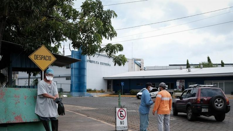 Trabajadores del Hospital Alemán Nicaragüense son vistos con tapabocas y trajes de protección en la entrada de la consulta externa en Managua (Nicaragua). EFE/ Carlos Herrera/Archivo
