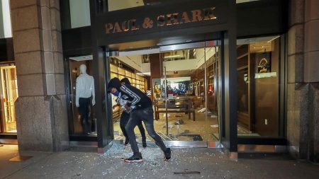 Comienzan en Nueva York los primeros saqueos en la quinta noche de protestas y vandalismo