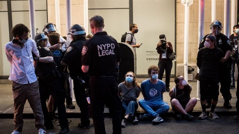 Manifestantes son arrestados en el Upper East Side por agentes de la policía de Nueva York en medio de las protestas por la muerte bajo custodia policial de George Floyd, en Nueva York, Nueva York, EE.UU., 04 de junio 2020. EFE/EPA/ALBA VIGARAY

