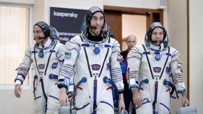 El astronauta de la NASA Christopher Cassidy y los cosmonautas de Roscosmos Anatoly Ivanishin y Ivan Vagner en el cosmódromo de Baikonur. EFE/EPA/YURI KOCHETKOV/ Archivo