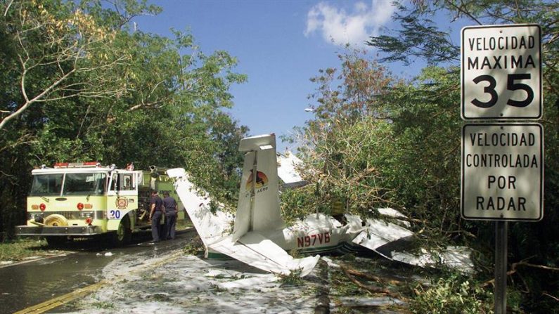 Al menos dos personas resultaron gravemente heridas cuando una avioneta con ocho personas se estrelló el lunes 28 de febrero de 2005, en una avenida a poca distancia de la Base Aérea Muñiz y el Aeropuerto Internacional Luis Muñoz Marín en San Juan, Puerto Rico. EFE/Ricardo Figueroa/Archivo
