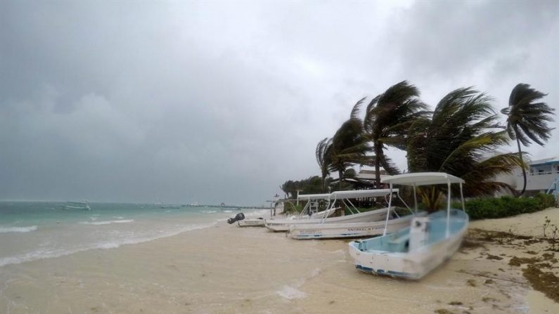 Fotografía de embarcaciones arrojadas a una playa por fuertes vientos el 5 de junio de 2020 en el sureste mexicano de Puerto Morelos, Quintana Roo (México). EFE/Alonso Cupul