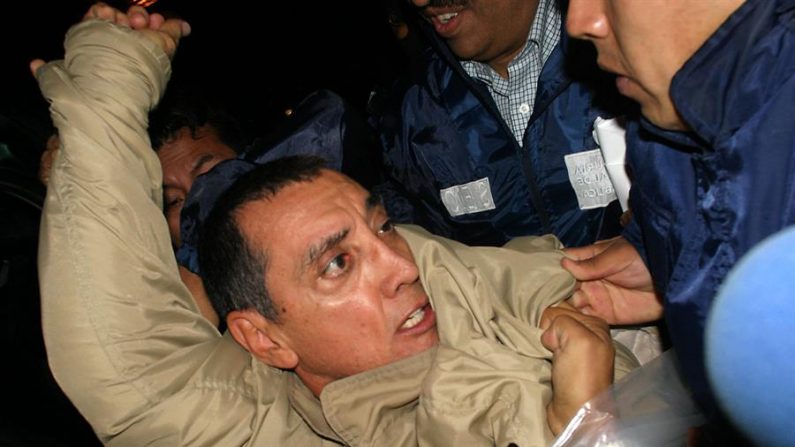 Fotografía de archivo del 21 de junio de 2007 en la que aparece el exgobernador del estado mexicano de Quintana Roo Mario Villanueva mientras es trasladado del penal de alta seguridad del municipio de Almoloya de Juárez al Reclusorio Norte de Ciudad de México (México). EFE/Saul López/Archivo