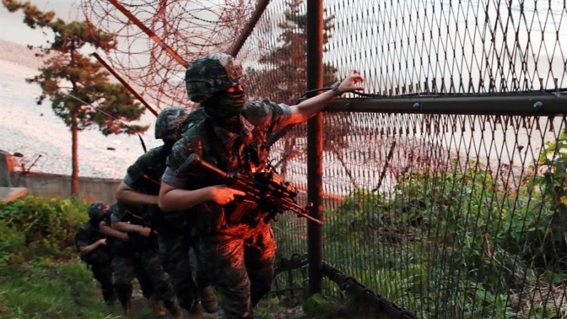 Marines surcoreanos patrullan el perímetro de la isla de Yeonpyeong (Corea del Sur), después de que Corea del Norte destruyera la oficina de enlace intercoreana situada en su territorio en respuesta al envío de propaganda contraria al régimen desde el Sur. EFE/ Yonhap
